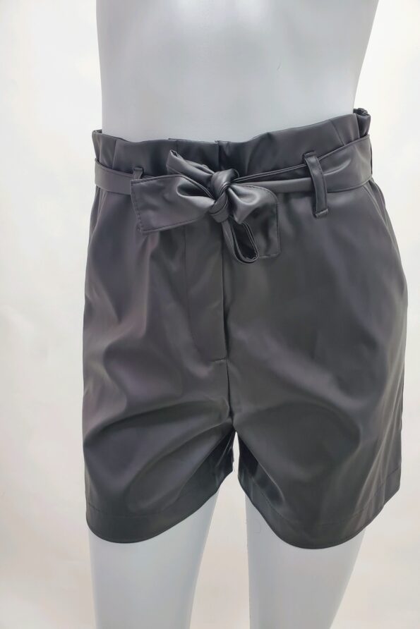 Short de cuerina