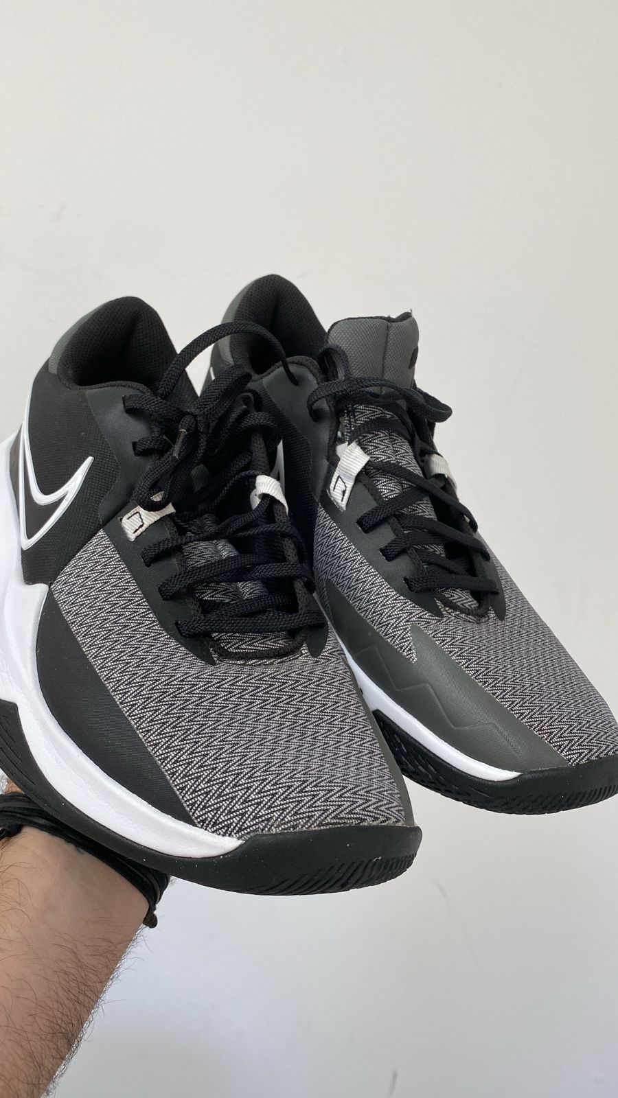 Sneaker deportivo Nike negro con detalles blancos